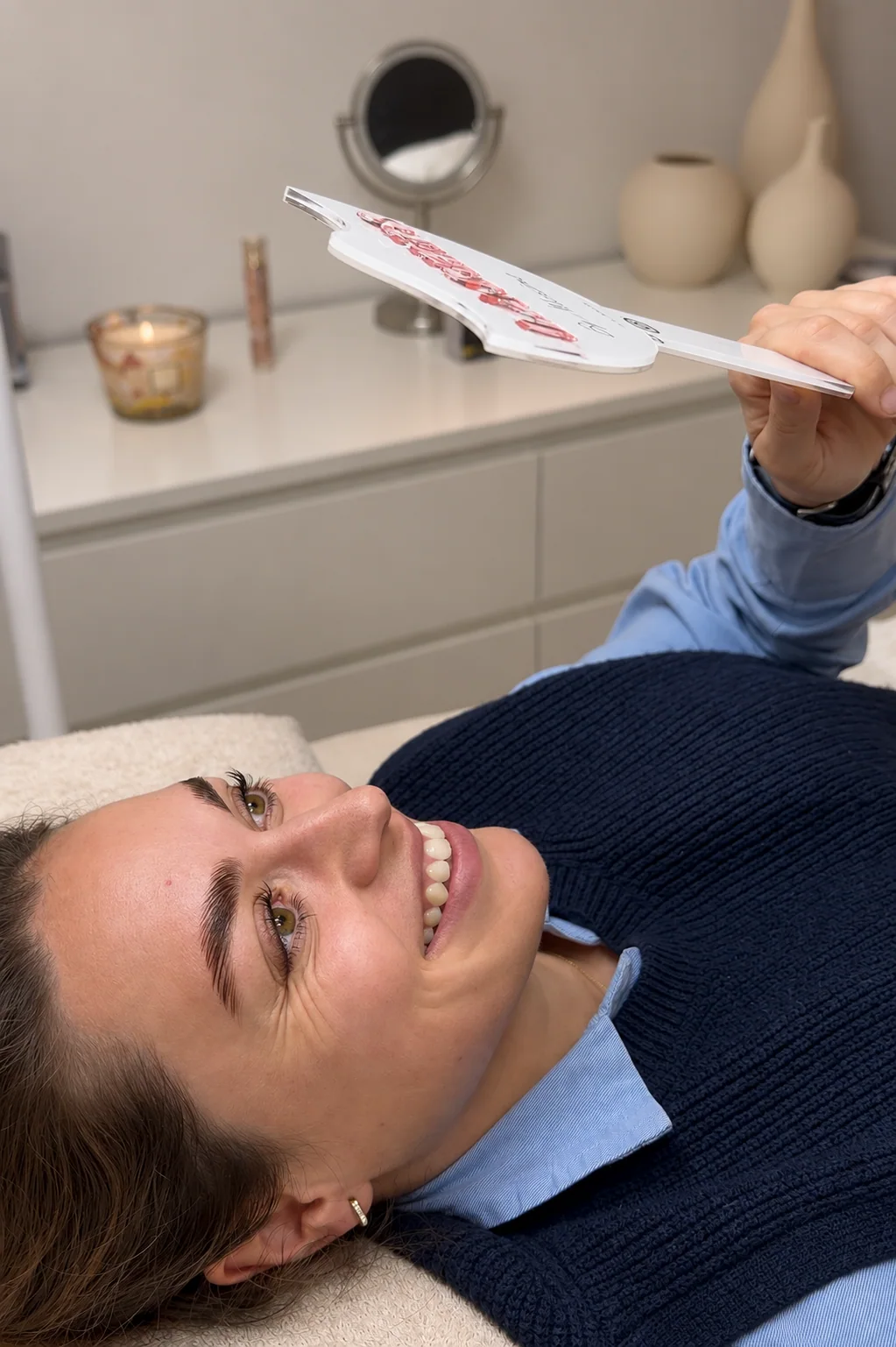 Échange autour de la forme des sourcils au studio